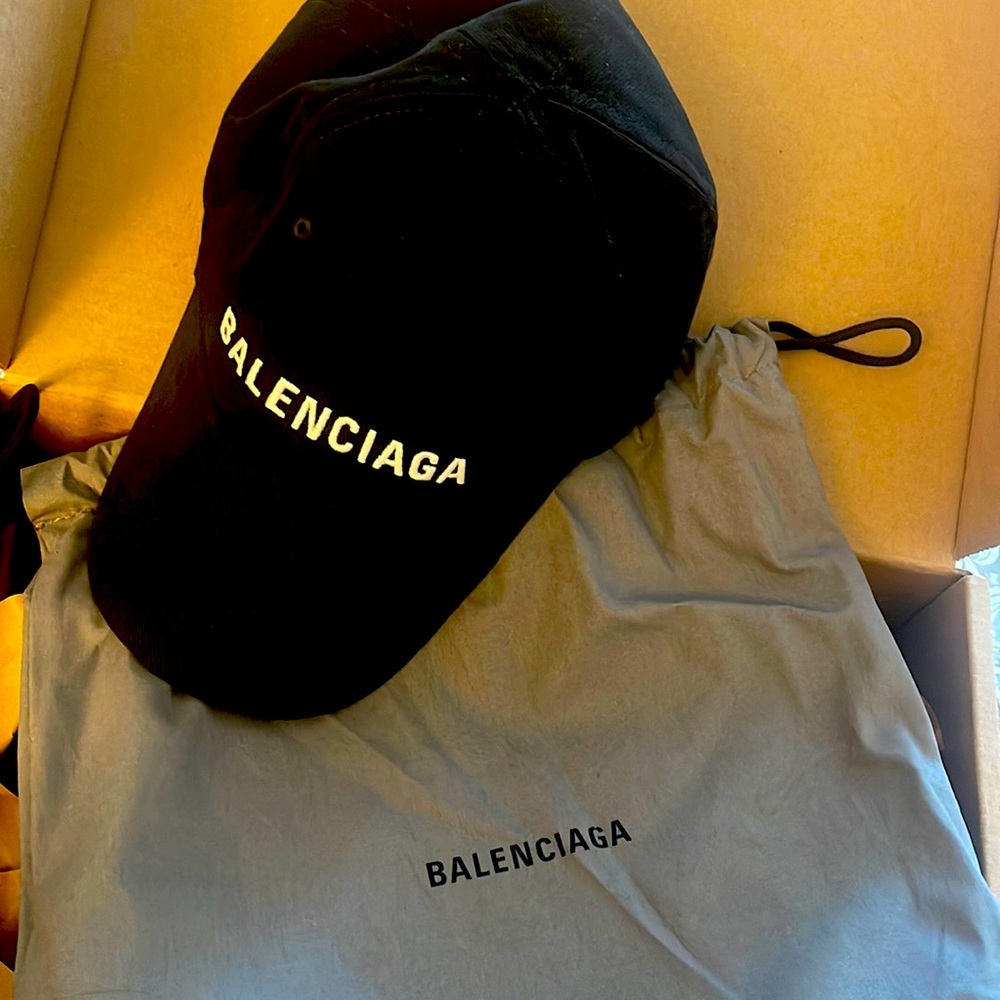 Balenciaga size L baseball hay